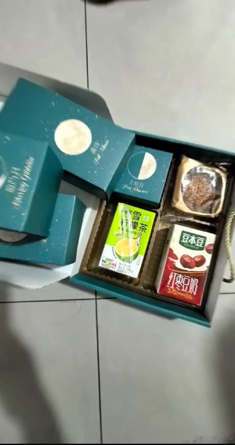 网传比亚迪的中秋礼物。两个月饼，两小盒奶。这礼物，说难听，几十个人小加工厂都拿不