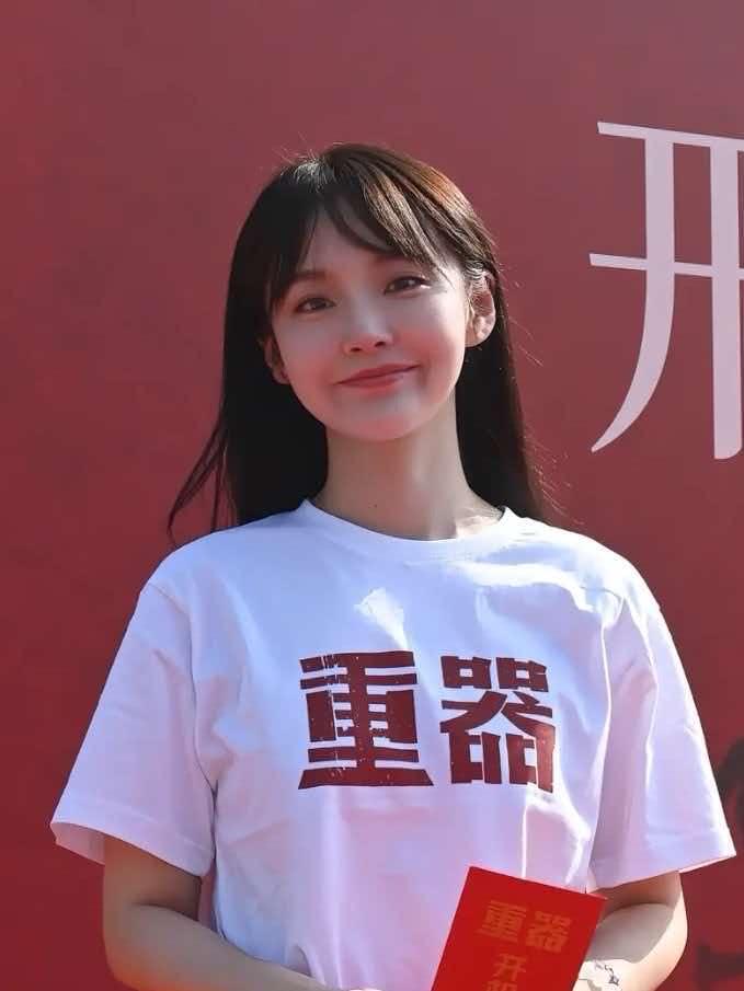 张佳宁的长相真是个神奇的存在，你说她好看吧。她的脸型也不是鹅蛋脸，而且也没