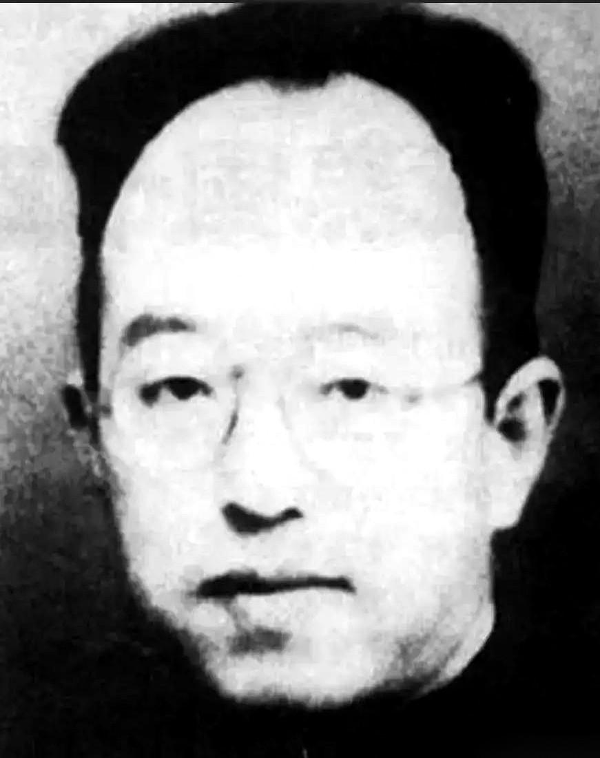 情报说只有七八个，摸黑一进村，好家伙，三百多号全副武装的活阎王！这事儿要是搁一