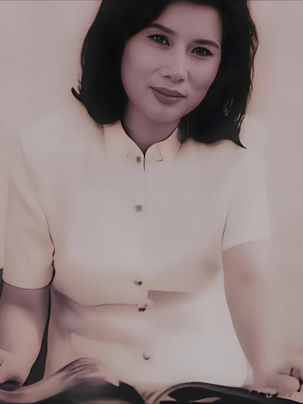 很多人提起董明珠，第一印象就是“铁娘子”，觉得她性格强硬、做事不留情面。但翻看她
