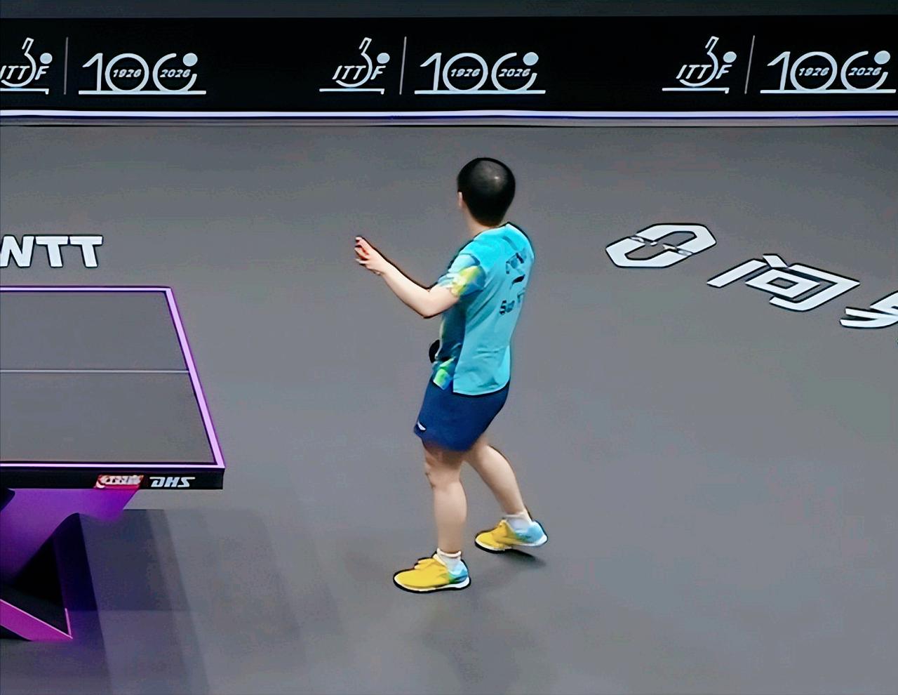 现场观众乱喊加油，孙颖莎终于忍无可忍，举手制止。周冠达说：我们应该把气氛重点，