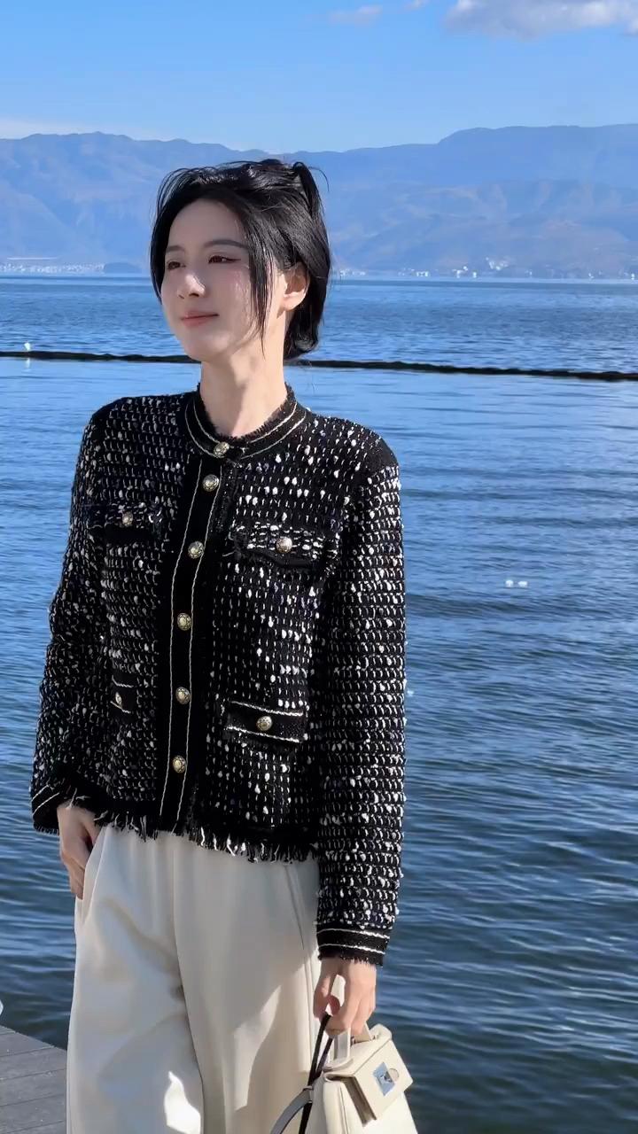 水天一色间，美人倚栏杆。