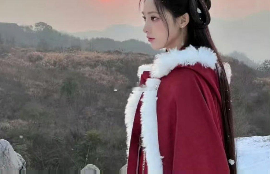 彭小苒古装女神的切换速度也太绝了！从《暗河传》里快意江湖的飒爽模样，到《凤凰台上