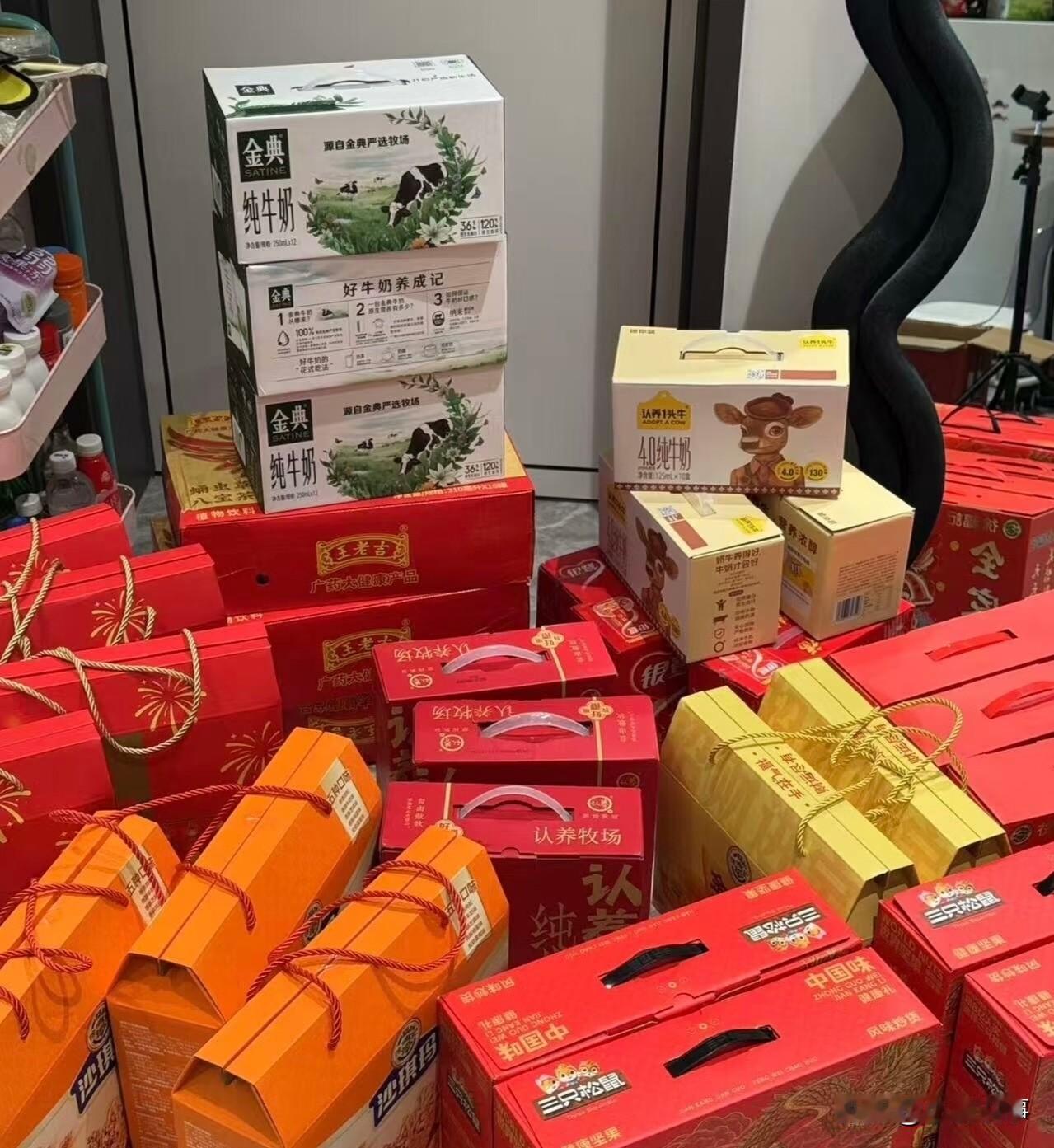 我和我老公因为买年货吵架了我问他，冰箱都塞不下了，怎么还要买那么多？他理直气