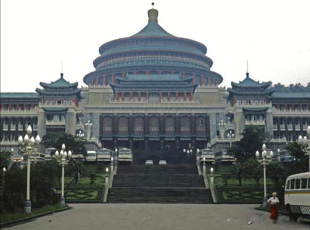 1980年的重庆这一年的重庆，仍带着计划经济时期的鲜明印记，作为西南工业重镇，