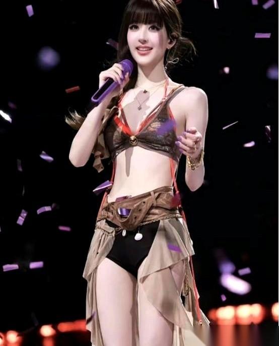 几块巴掌大的布料，配上走音的调调。大半夜刷到这几个女星演唱会的热搜，我手机差点