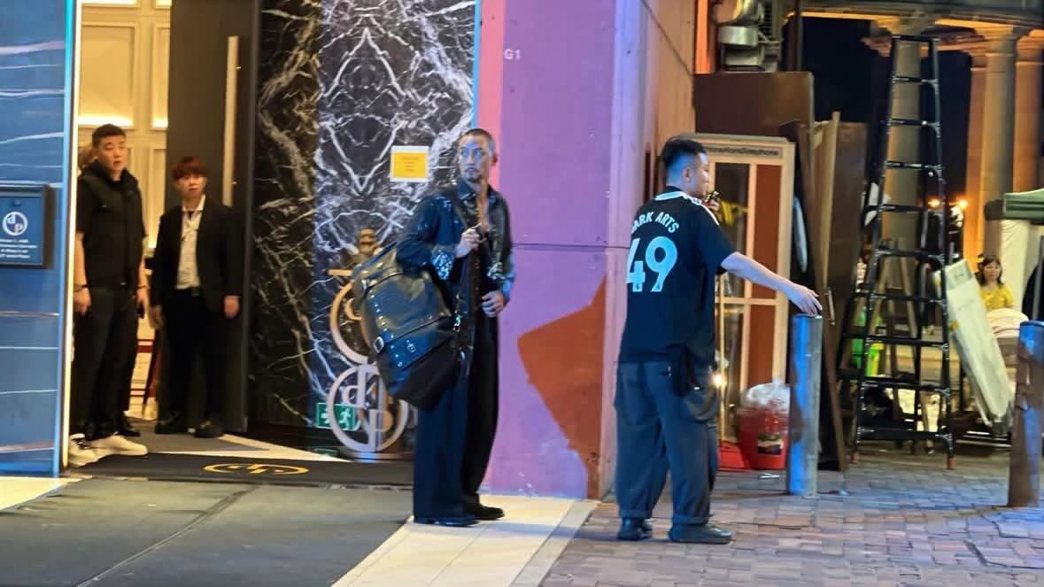吴彦祖光头造型路透谁让吴彦祖剃光头的？建议给造型师加鸡腿加年终奖加房子首付。谁
