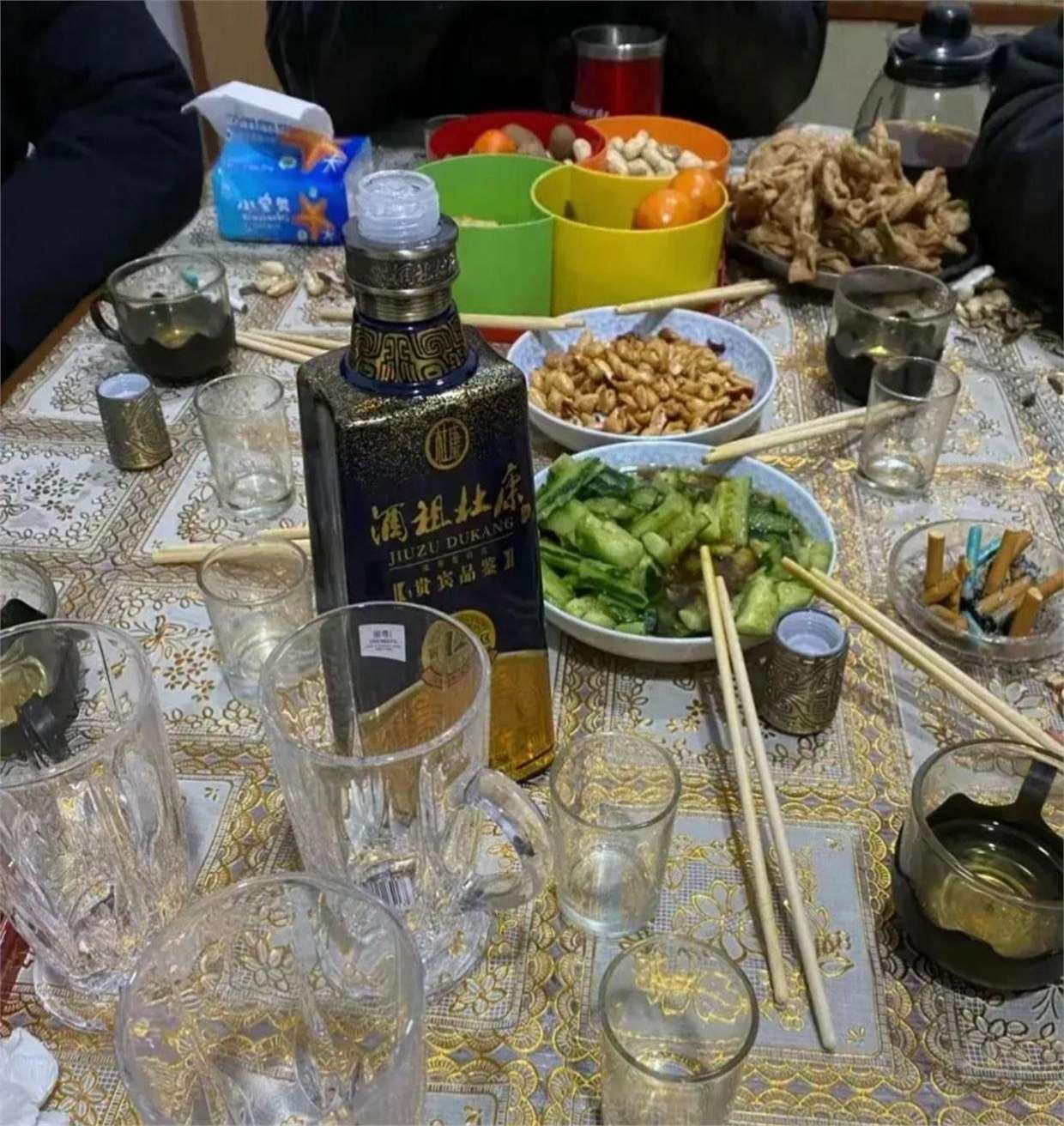 上周末我去我妈家，正碰到堂叔和我爸在我家喝酒，不一会儿，表姐来了，跟我借2万块钱