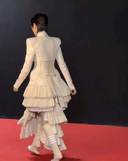 李字春的高跟鞋，奇葩又搞怪，第一眼以为是拖鞋，近看还带钉子，请问这好走路吗?看她