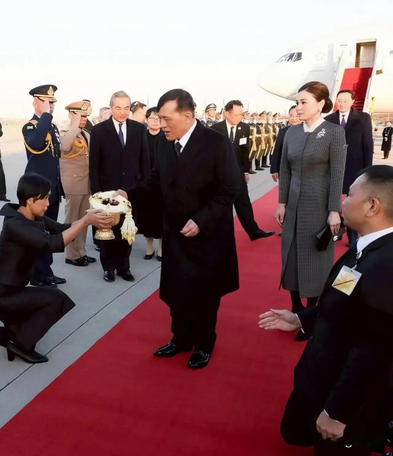 泰国国王访华礼数揭秘！一直好奇泰国国王来中国，国内那套跪膝大礼该怎么执行？