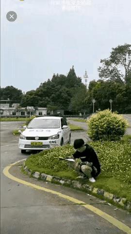 这教练应该是跟学员结下了很大的梁子了，