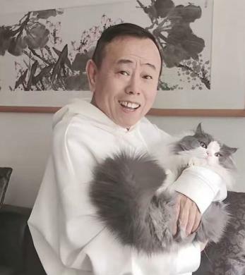 潘长江父女拍视频怒辟谣！“全家移民美国+4个泳池”全是假的，还否认卖假酒最