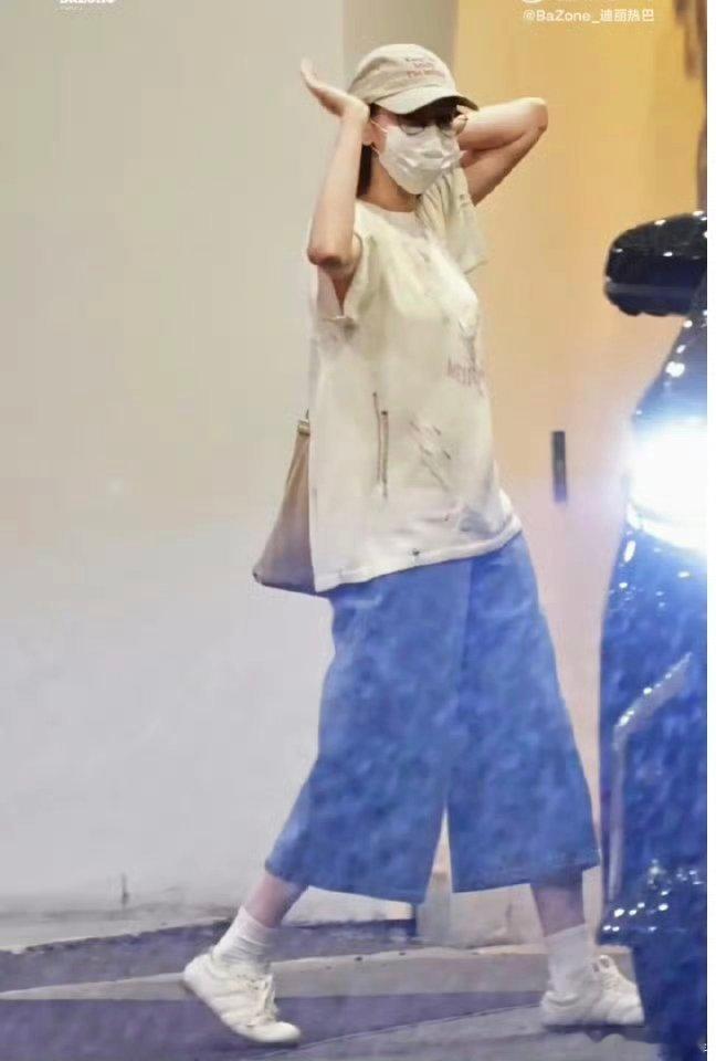 每次看热巴私服，我都觉得只有她能穿出这种感觉来看似随随便便一搭配，但整体就很慵懒