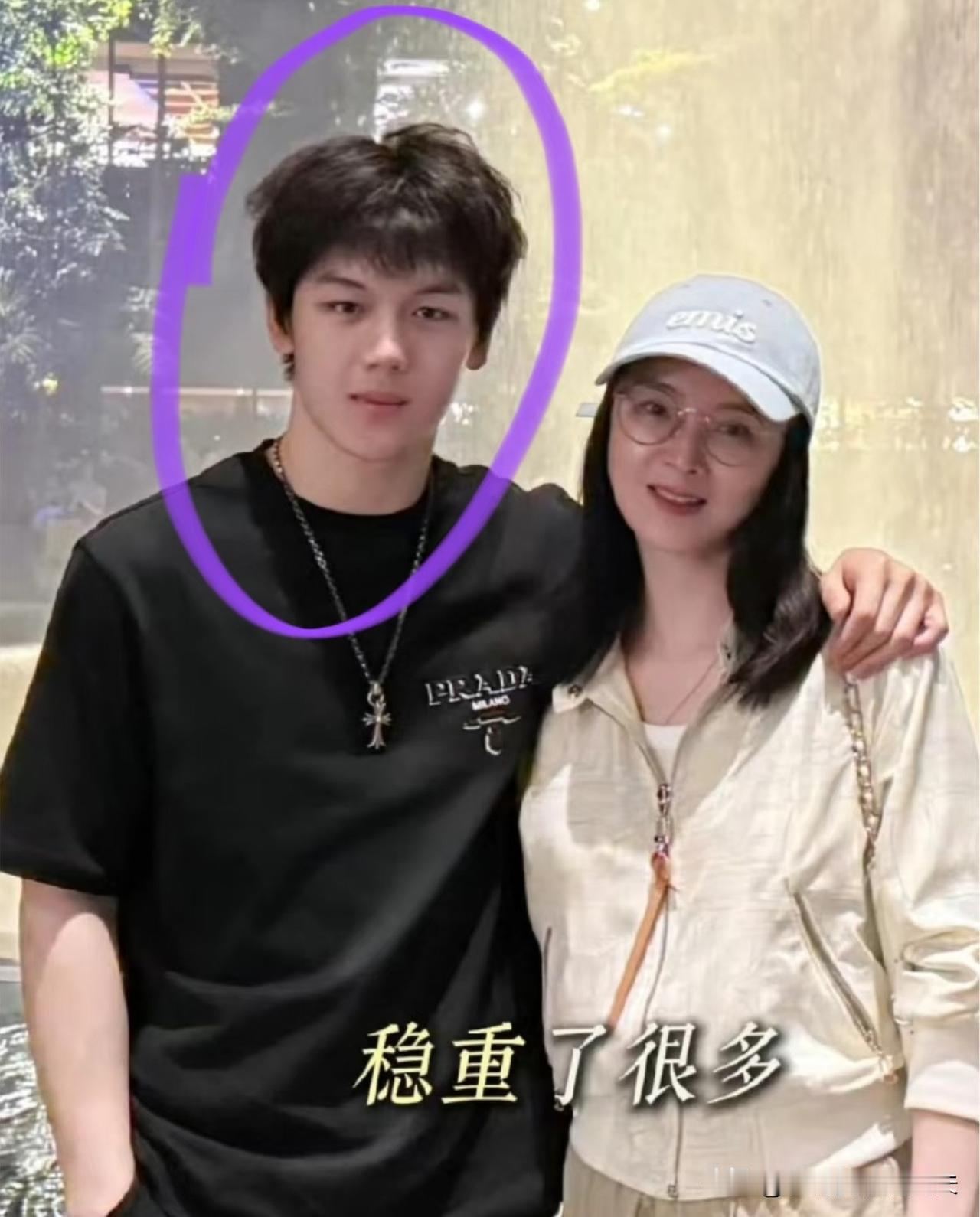 王艳儿子真的变了样。最近她在网上发了和19岁儿子的合影，孩子一身黑色衣服，个头