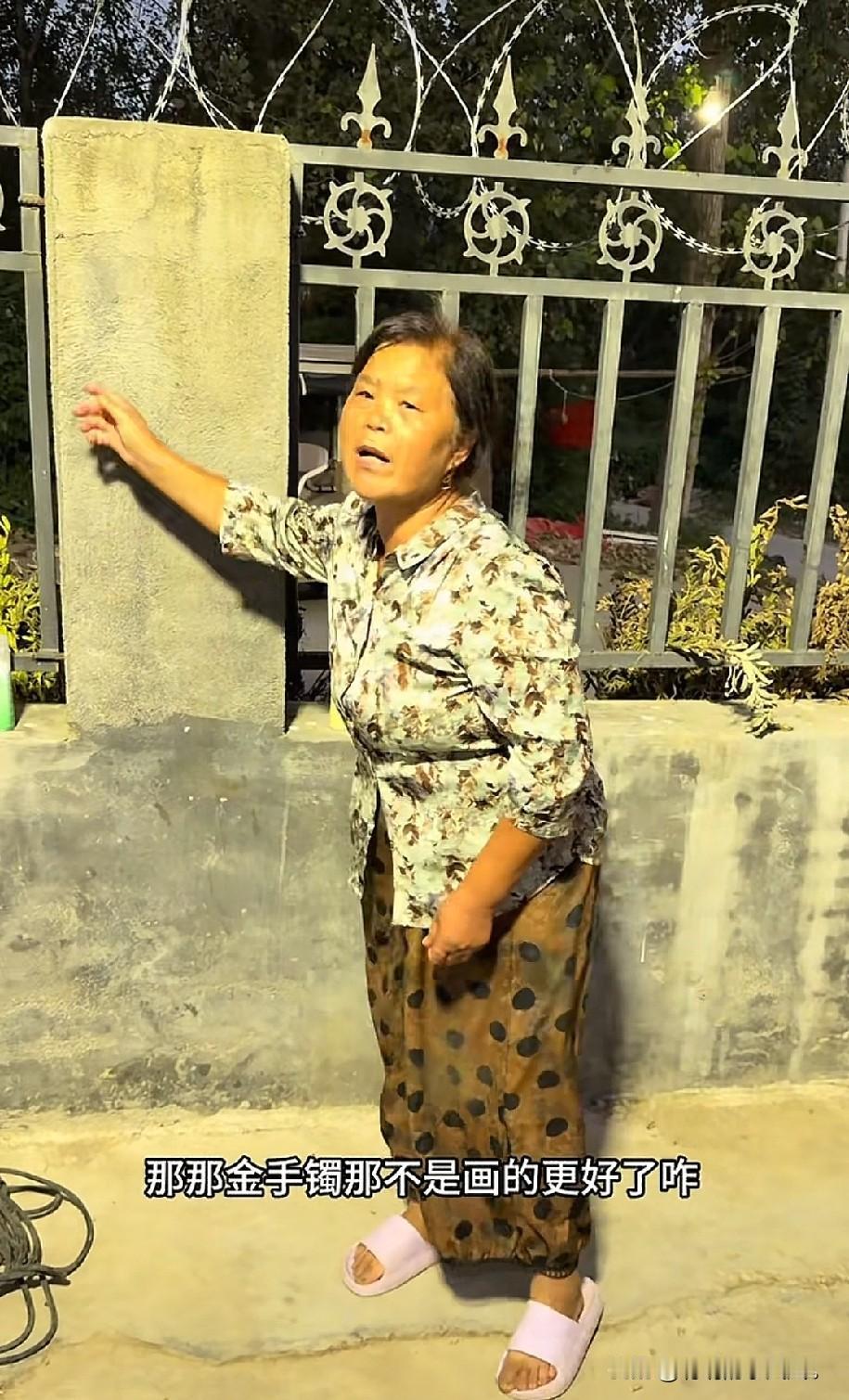 小故事！瞧瞧老壳子在干啥呢。原来老壳子给雨露家快出生的小孩画了个大