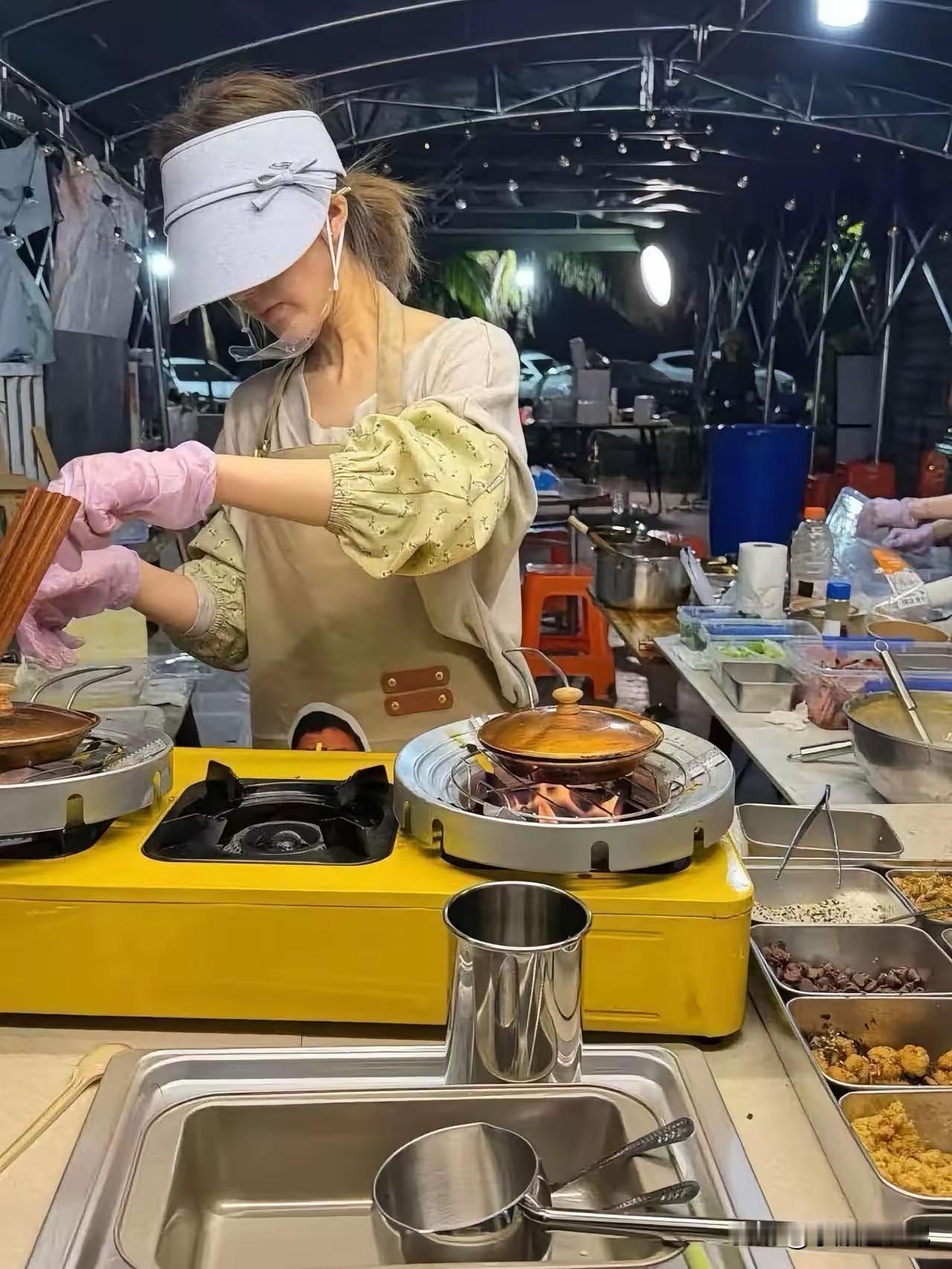 赵露思又上热搜了，这次不是因为拍戏，也不是因为上综艺，而是去海南摆摊卖蛋烘糕了，