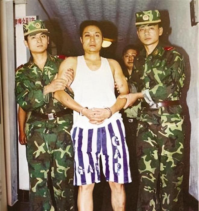 杀人魔张君的两个儿子,今何在？1983年，17岁的张君因打架斗殴被送进少管所