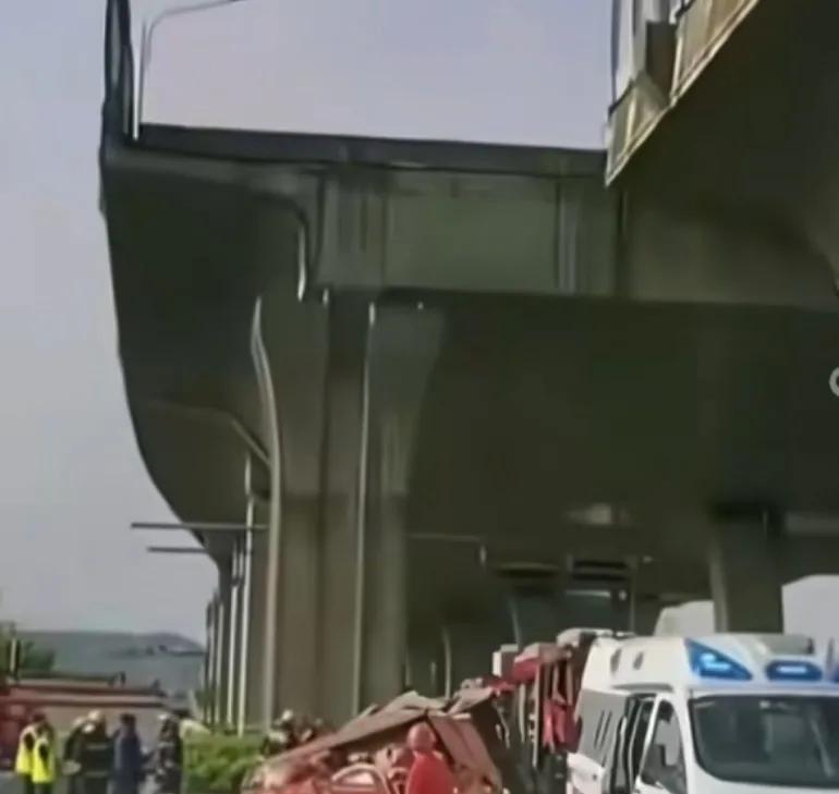 闻所未闻！高速四车道突变三车道，一车高空坠落造成特大交通事故留岔道口是正常的，