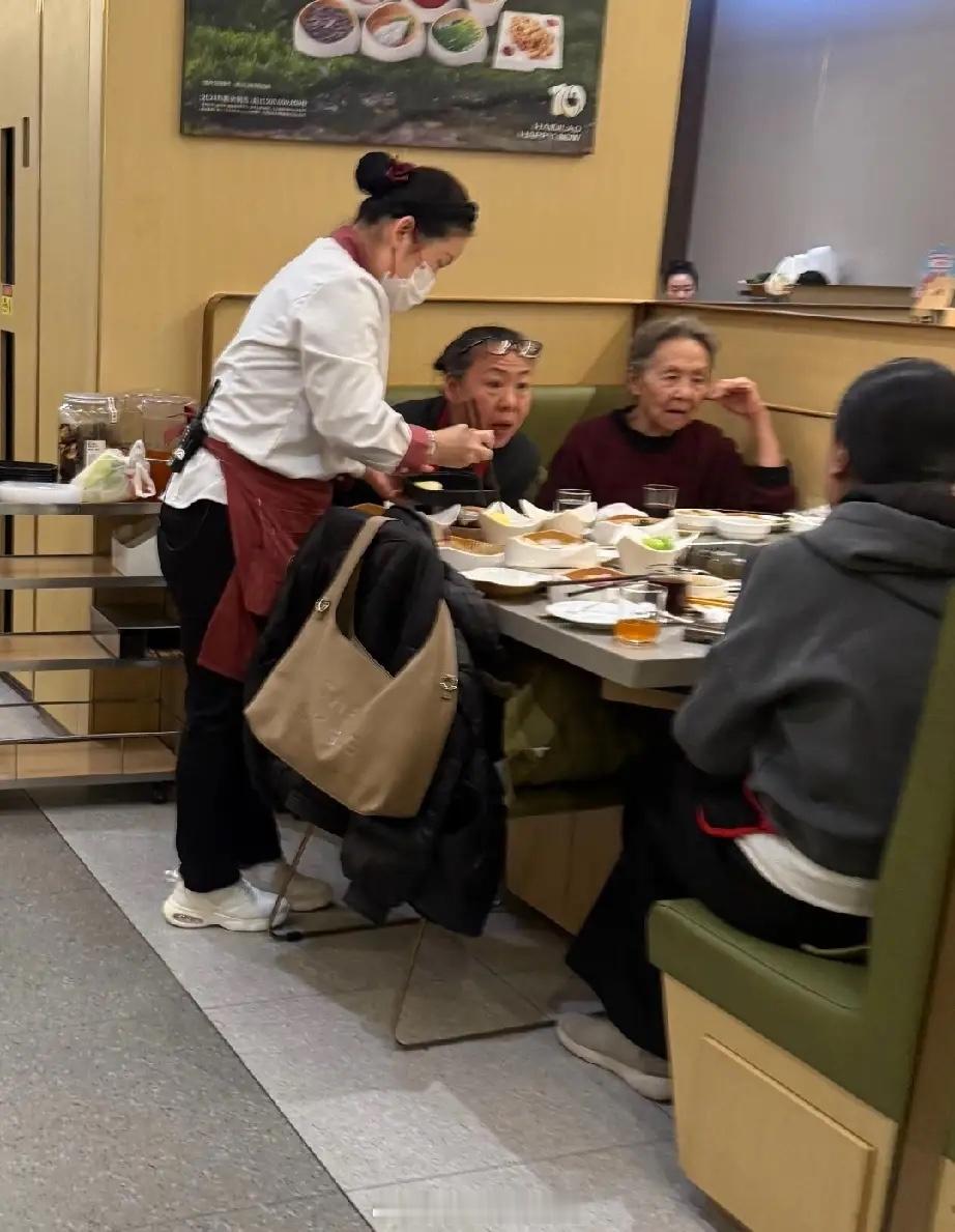 吴彦姝演员最近和女儿在北京吃火锅被偶遇，她女儿应该也有六十岁左右了，母女俩坐在一