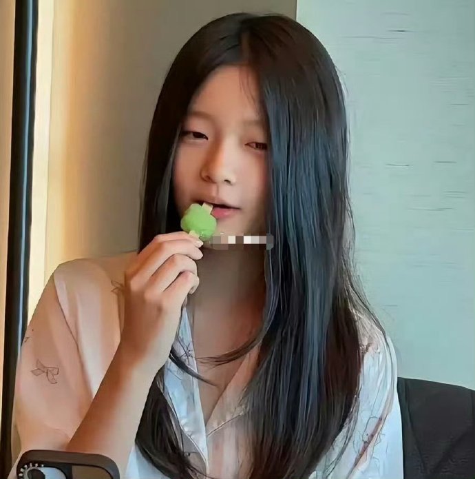 11岁小玥儿正脸曝光！居家吃雪糕悠闲自在，五官神态简直大S翻版