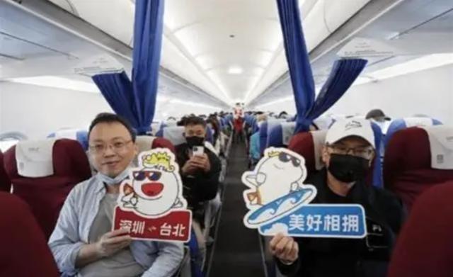 台湾欢呼，中国飞机来了！7月4号这天，台湾高雄机场迎来了久违的热闹。下午五点三十