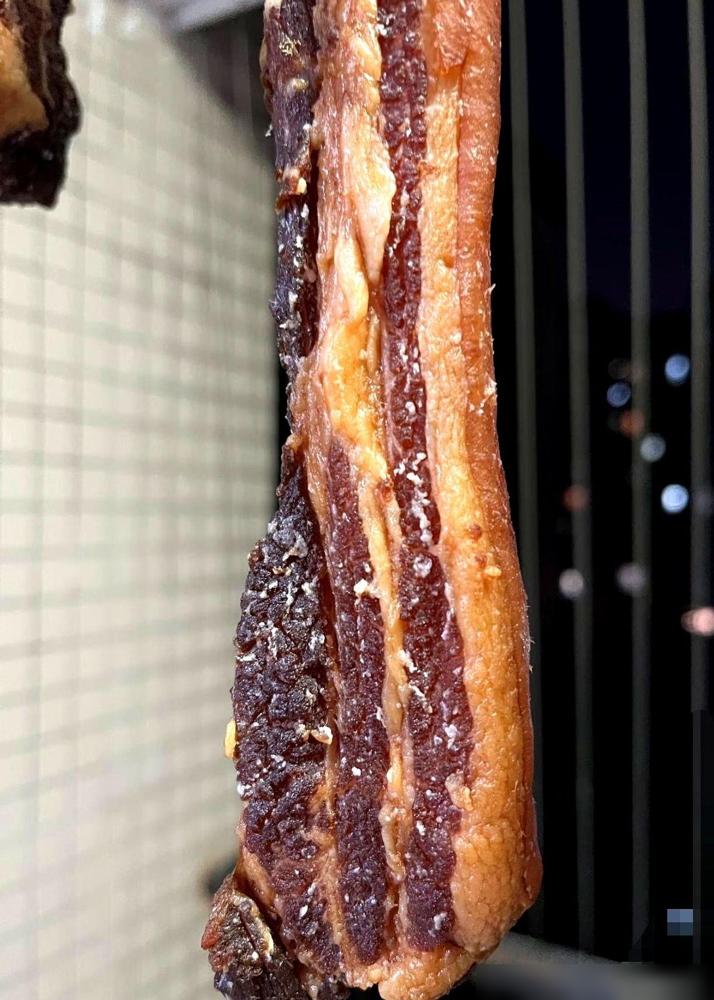 刚第二天，我满心欢喜地去看我的腊肉，手刚伸过去就停住了。十斤肉整排冒白点那阵