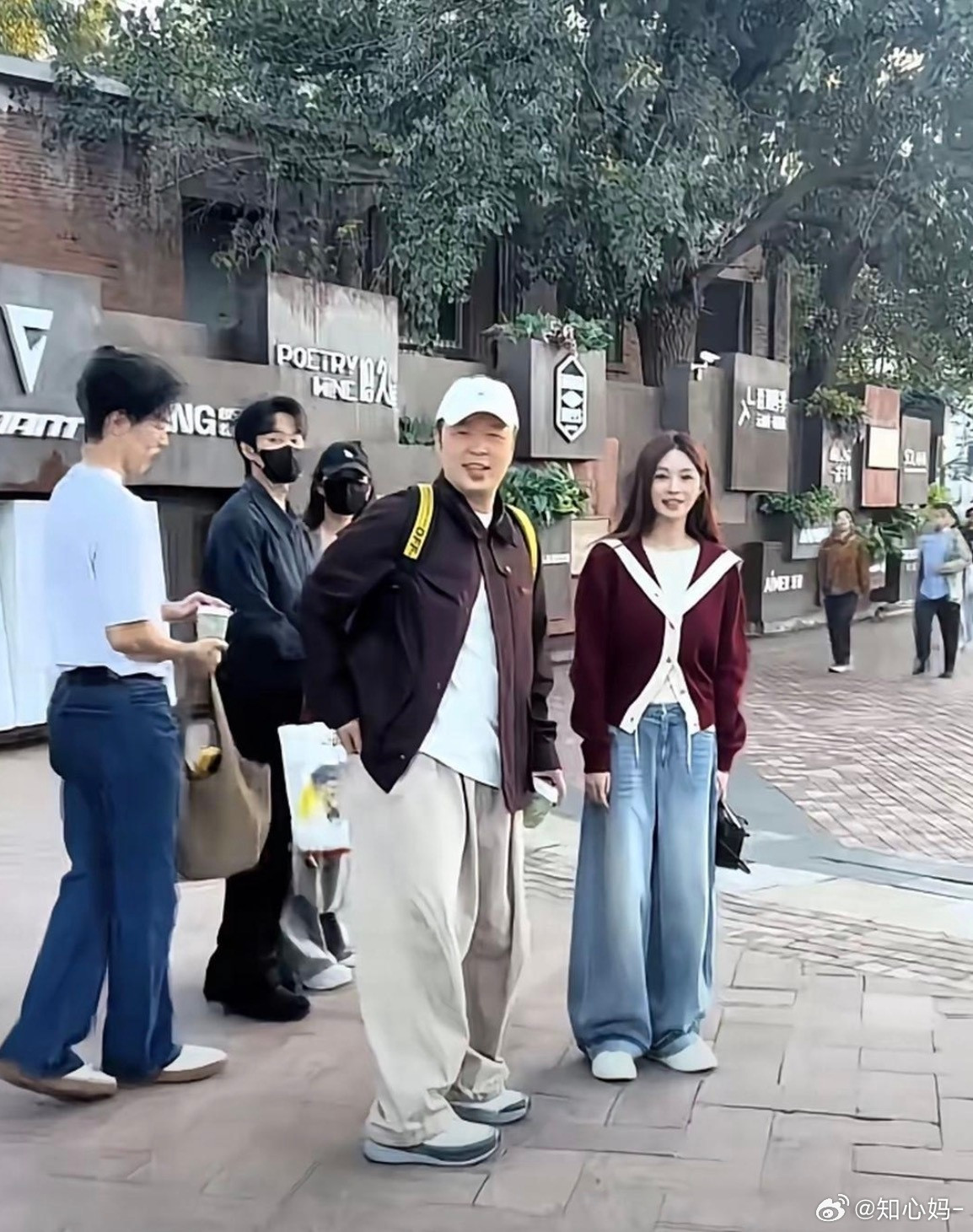 网友在北京街头偶遇杜海涛沈梦辰夫妇！沈梦辰真人完全是一眼抓眼的大美女，巴掌小脸精致得像开了原生滤镜，