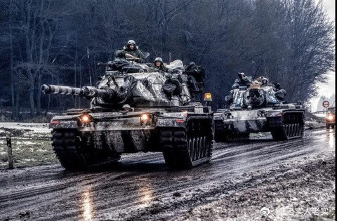 80年代进行演习的美军M60A1和A3坦克部队。高大的车体、宽敞的内部炮塔和主炮