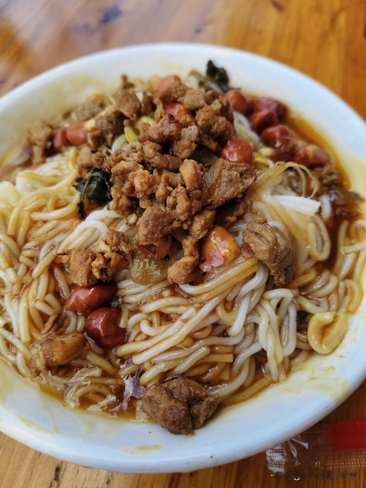 晒图笔记大赛海南腌粉，拌料咸鲜又香，粉是软软糯糯却又劲劲道道的...吃到嘴里美汁