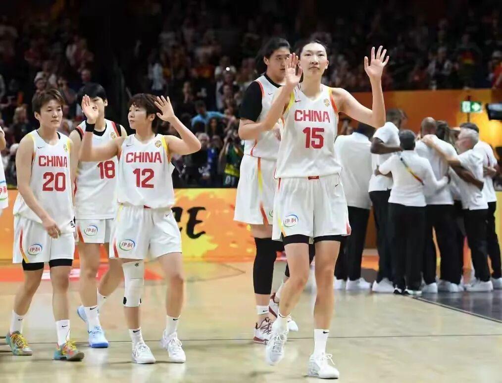 [墨镜]2026年女篮世界杯的大幕刚刚落下，中国女篮止步八强的结局像一盆刺骨的