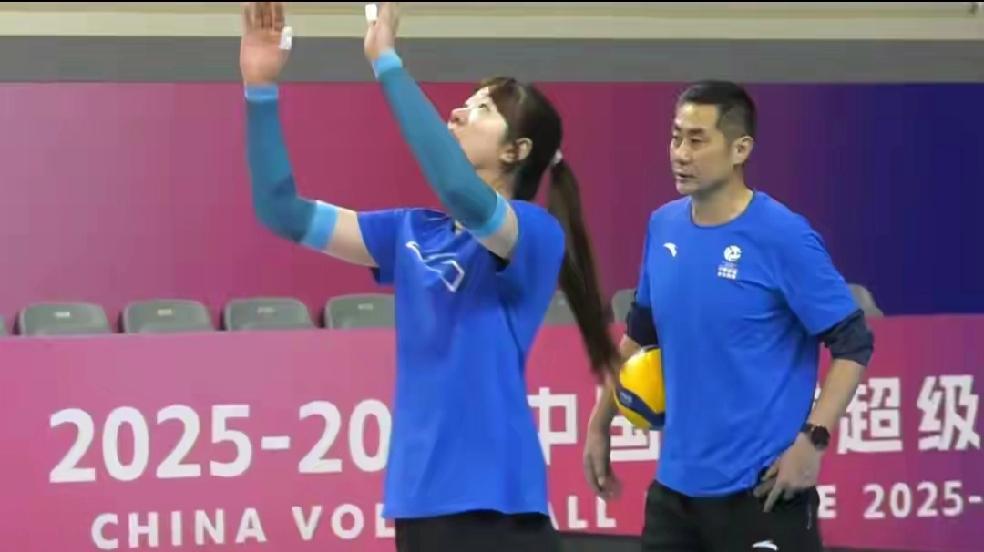 天津渤海银行女排今天适应正式比赛场地！训练备战明天下午对阵辽宁女排的比赛！排