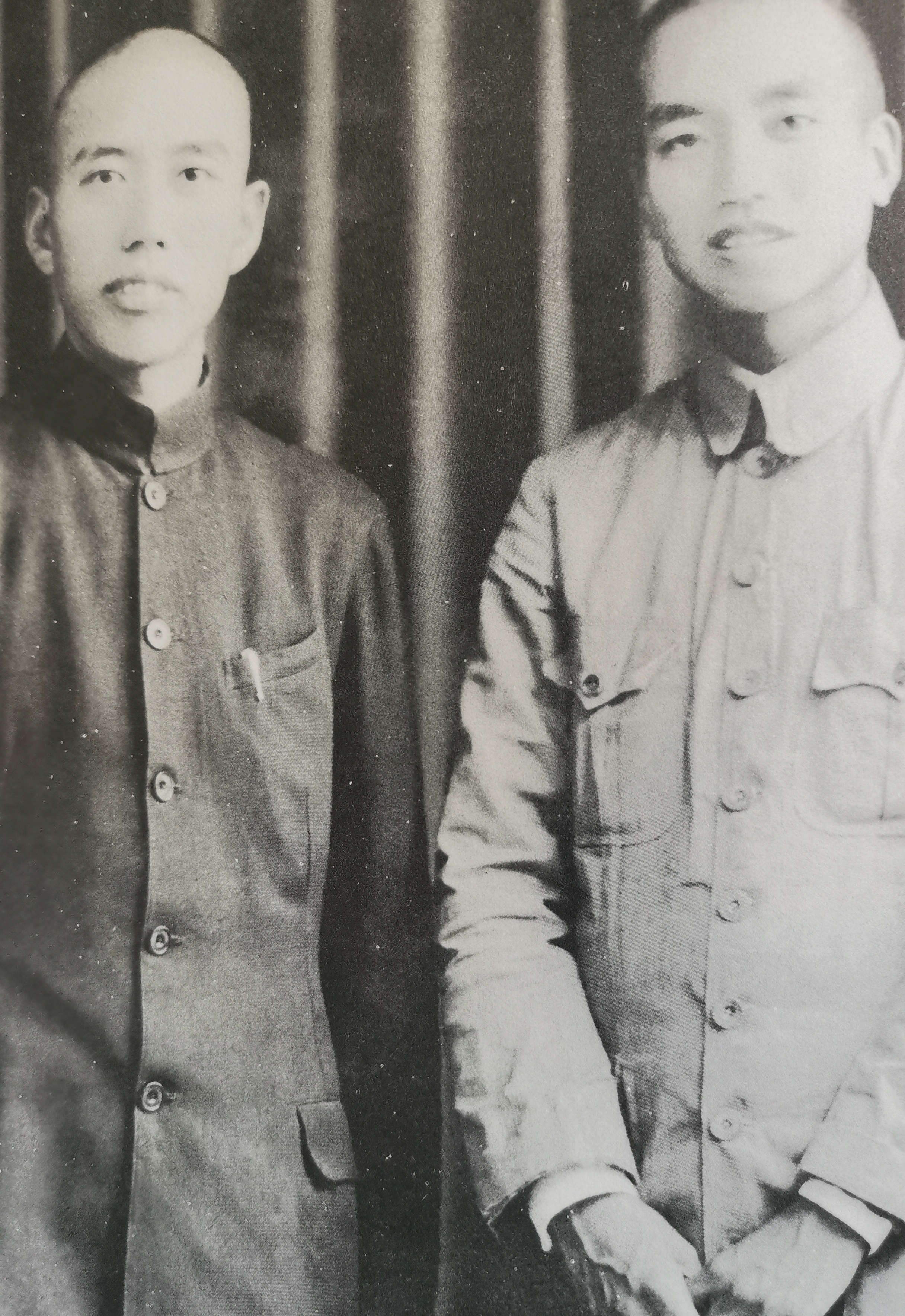 这两位是谁？左边是王震，右边是萧克。他们是两位很老的老战友，都是湖南人。萧克是红