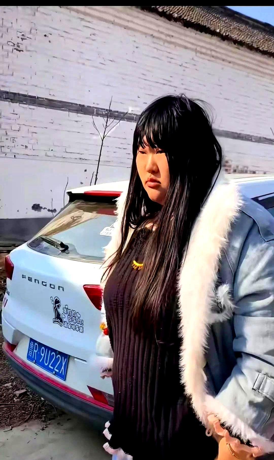 大衣哥那新女婿，回门直接拉了两车年货过来。后备箱塞得满满当当，牛奶火腿肠都