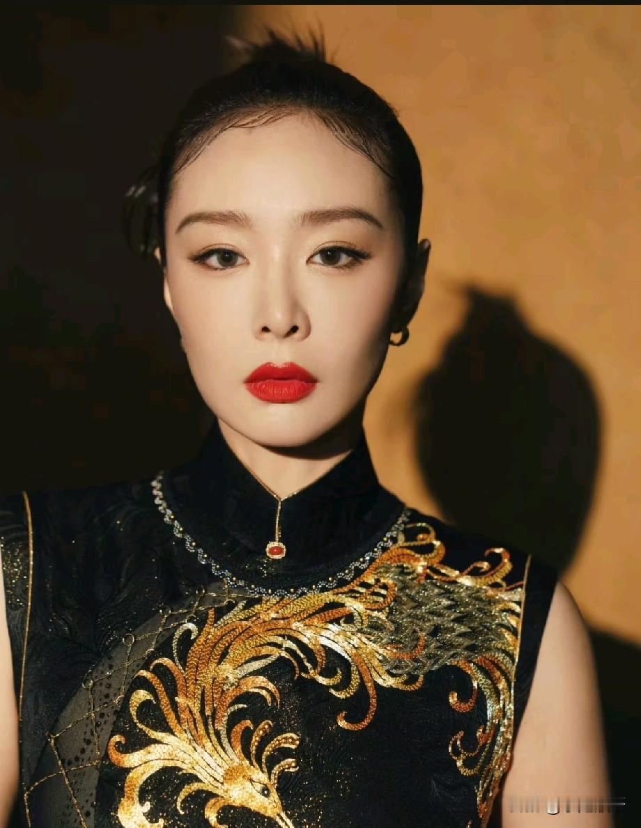 高叶黑金凤凰旗袍造型出圈，如今气场全开愈发强大一组高叶国风旗袍写真曝光，黑