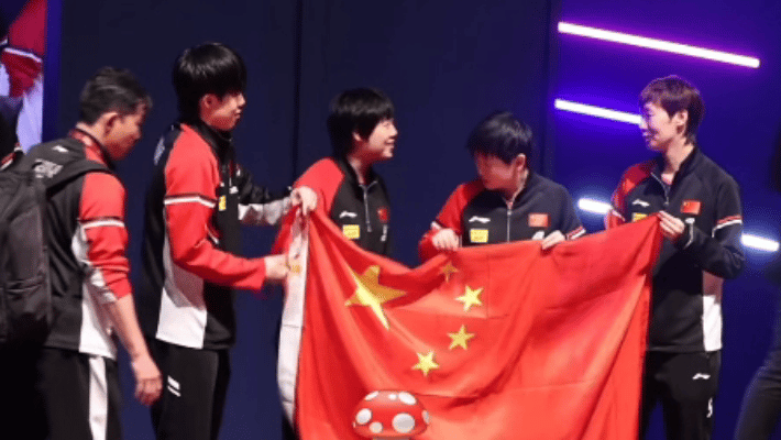 中国乒乓球队的多哈世锦赛集体大合照来了！大胖丫头蒯曼为啥要站在王楚钦和孙颖莎中间