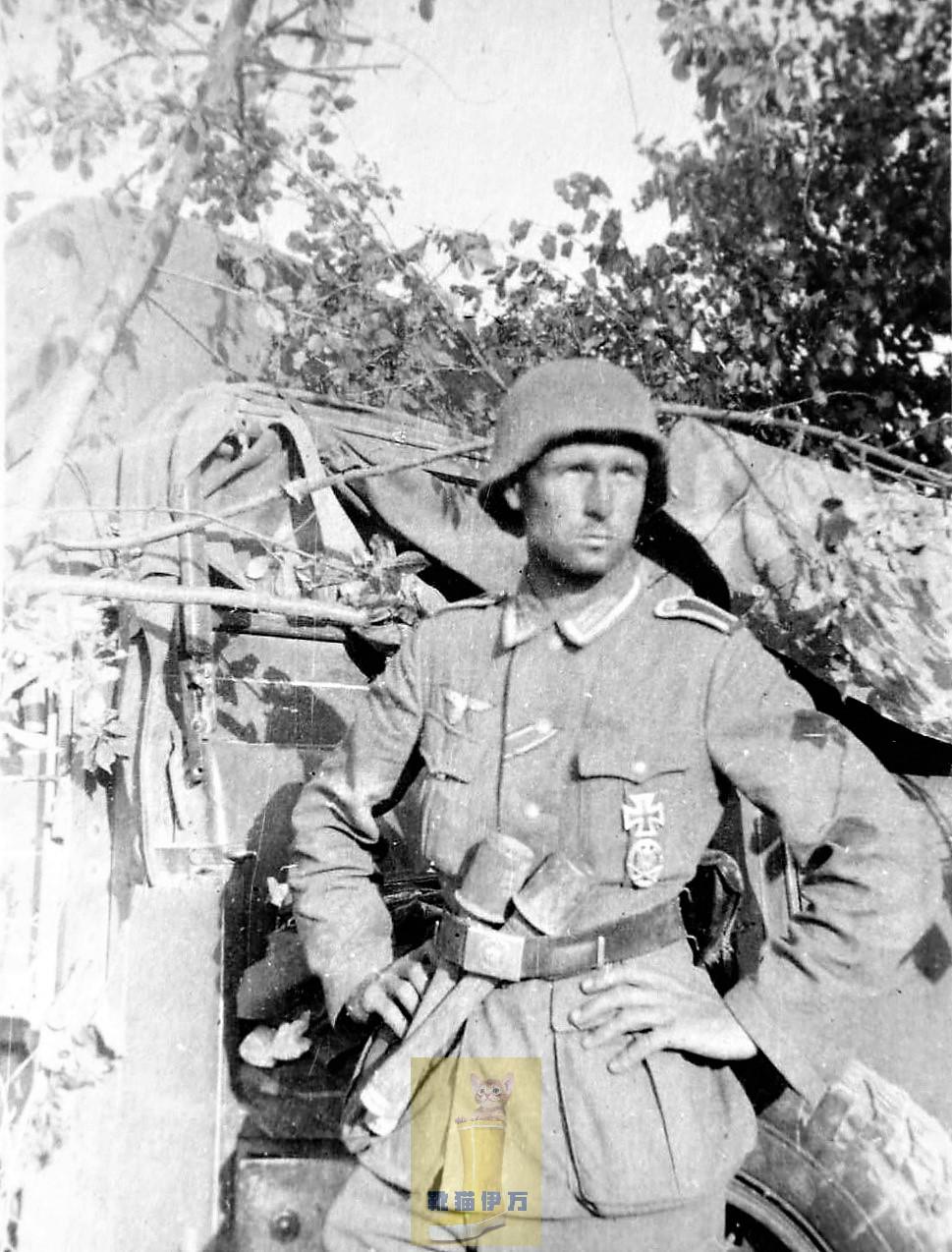 1941年7月14日，东线战场。一名国防军士官留影。大家注意：该士兵头盔包裹着盔