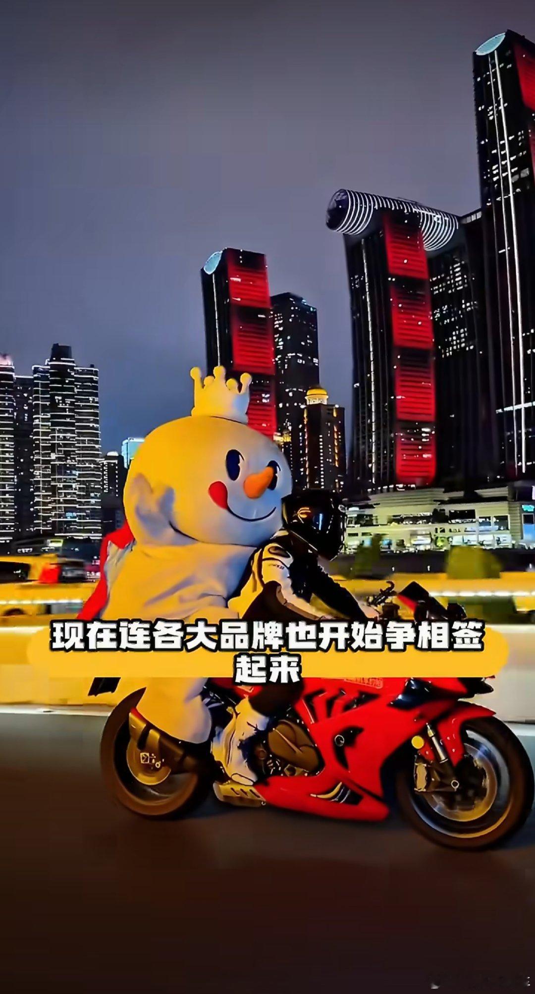#重庆网红落地签太危险了#然后他们还会问：为什么大家对摩托车意见这么大？😂你在公共道路上蛇形走位、