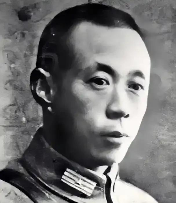 1939年，国军中将陈铁在山西设宴款待彭德怀，陈铁的夫人在倒茶时悄悄说道：“现在