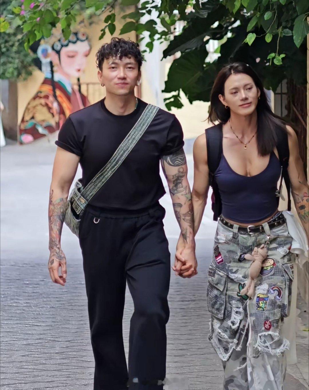 这对情侣很般配啊，女生很强壮，男生很帅哥，生个萌娃出击肯定也是健身教练级别的