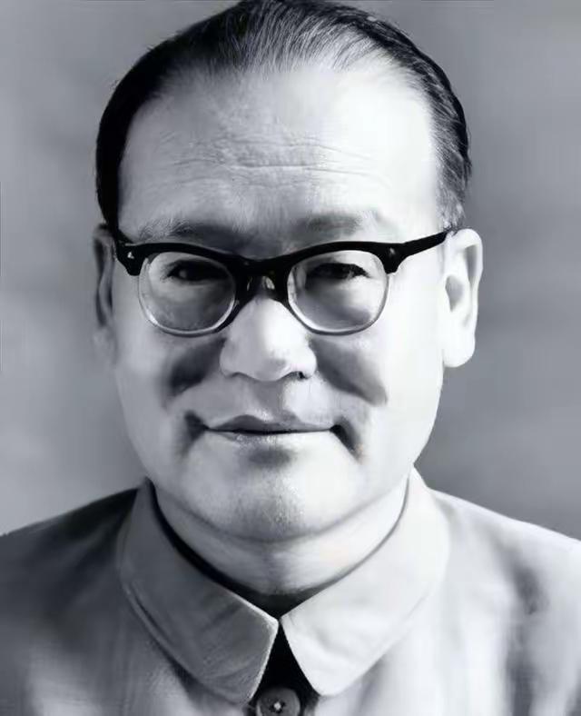 党的九届二中全会上，轮到纪登奎发言，毛主席扭头看了看主席台，没有找到纪登奎，就问