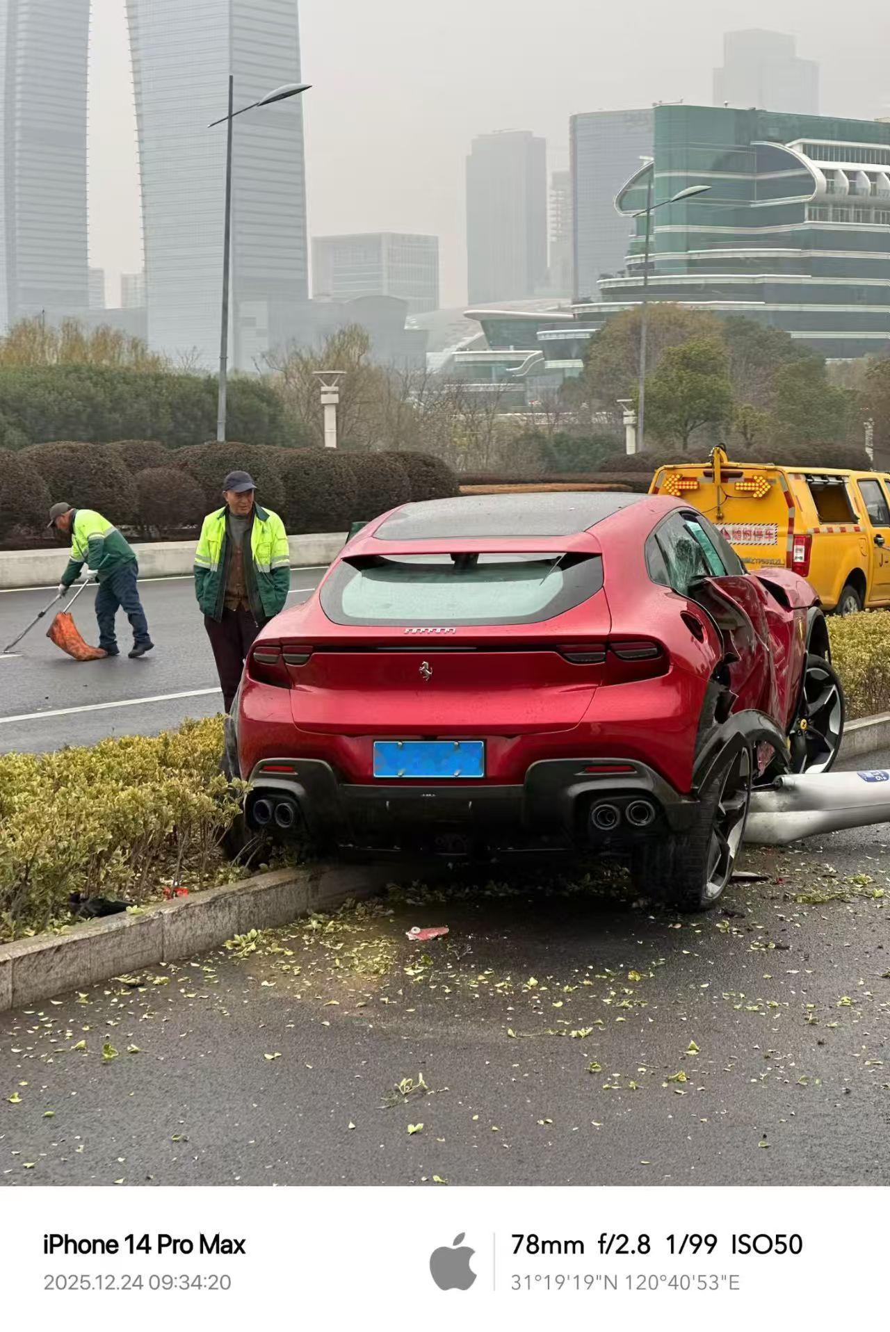 啊？送圣诞礼物跑太急了吗？谁的纯血法拉利FUV撞灯柱上了