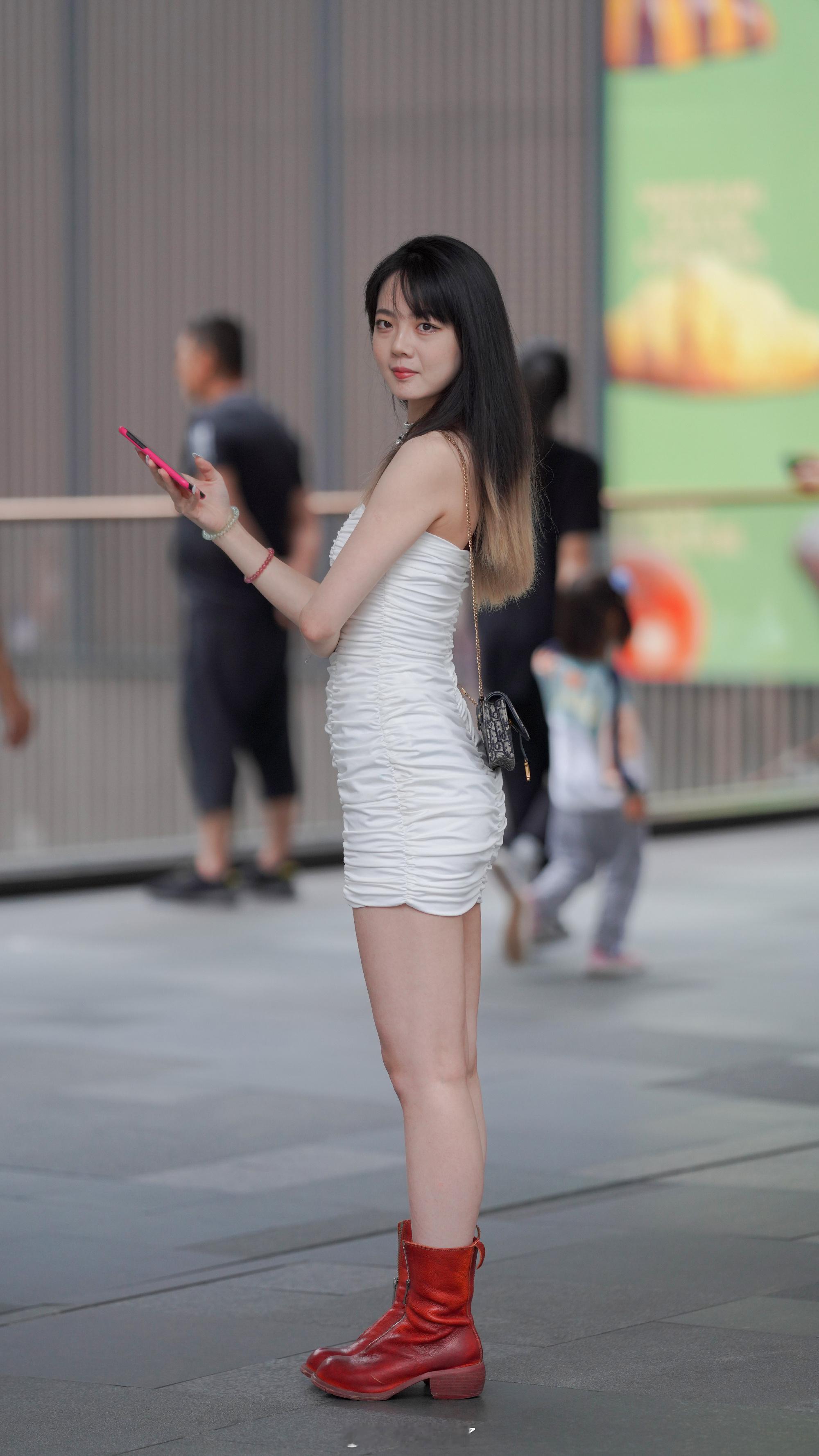红色短靴+白色抹胸裙，甜酷拿捏得太准了！7519街拍我的摄影日记街拍穿搭时尚街拍