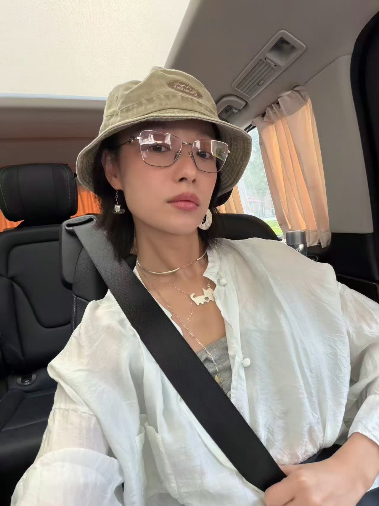 倪妮今天没洗头😂素颜、随意的发型，一副轻轻松松的样子，倪妮这种松弛随性，太难
