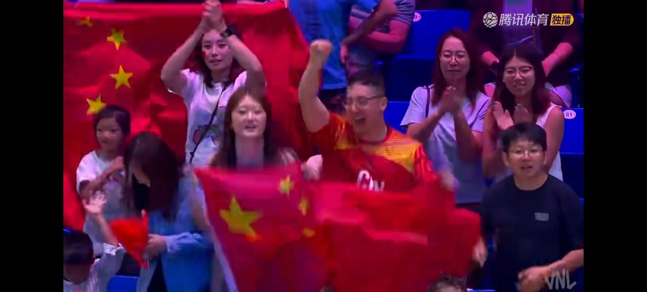 中国女排3:2逆转德国。为赵勇的果断换人点赞。中国队上来先丢两局。赵勇果断换下