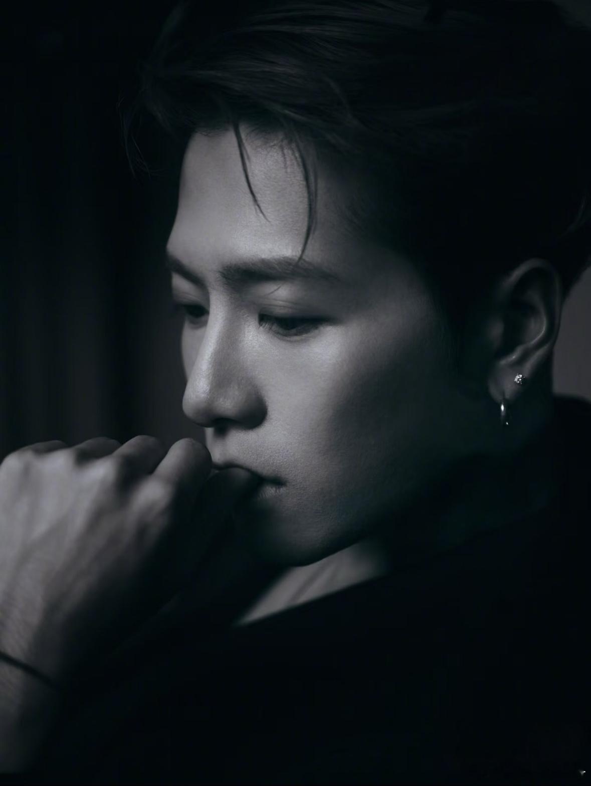 耿直boy上线！王嘉尔挑选商品时认真对比，连平价好物都要较真的样子太可爱～