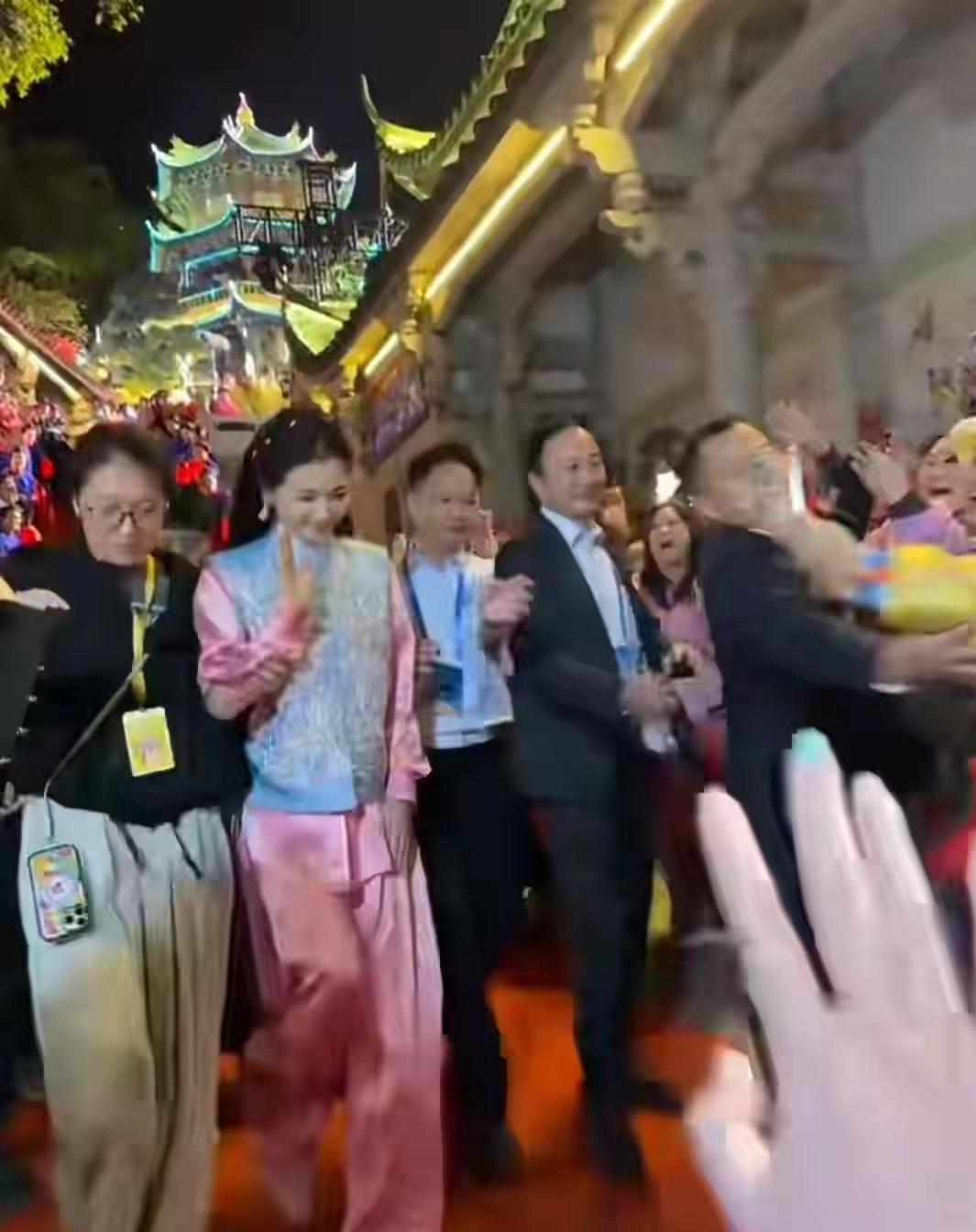 5月8日晚，刘涛现身福建莆田妈祖庆典，手捧手套为妈祖守夜庆生！一年一度的妈祖诞