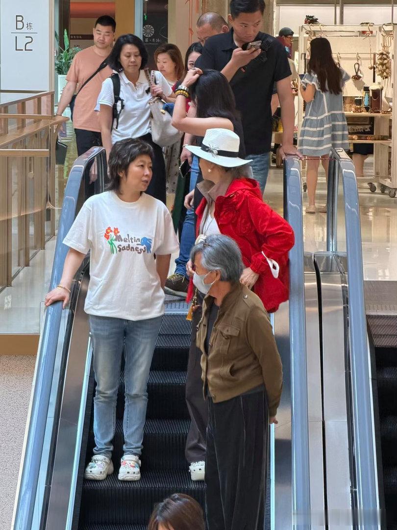 79岁林子祥和65岁叶蒨文在上海逛商场被偶遇，夫妻俩都老了，穿衣打扮还是很时尚有