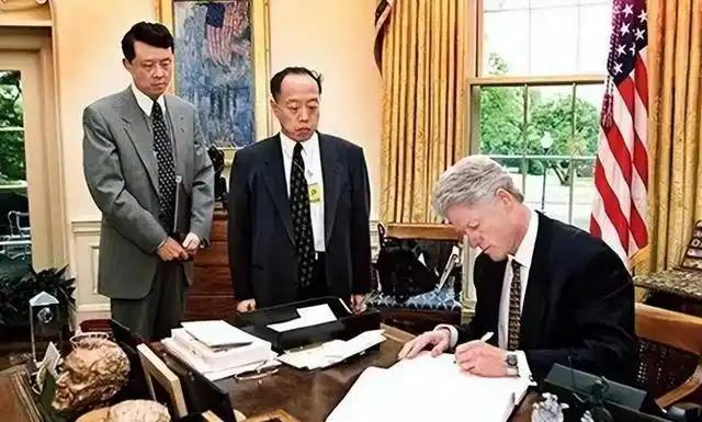 是谁下令轰炸中国大使馆？克林顿在自传中亲口认错，事后“元凶”身份曝光并遭神秘暗杀