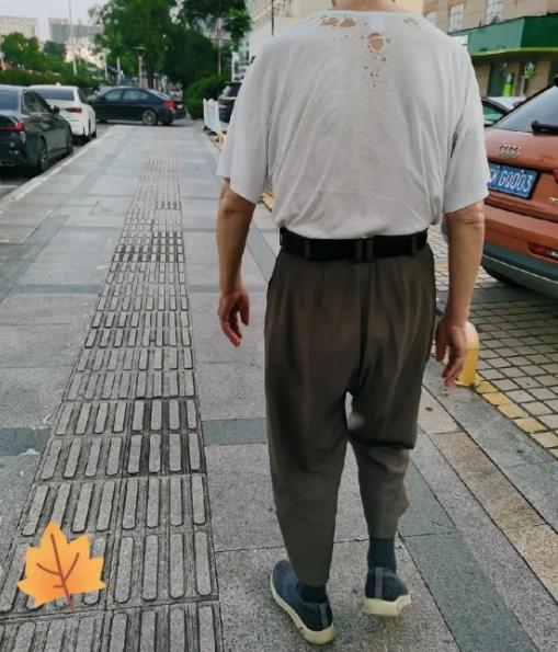 年过六旬回乡想依靠儿子养老，却被拦在门外，邻里看完议论不停村里一位六十多岁老人
