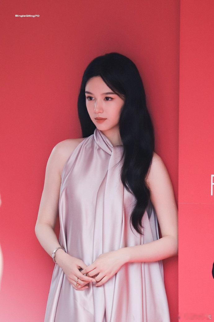 周也清晰的美貌周也从戛纳美到广州了线下无美颜无滤镜的实拍镜头格外考验人，可周